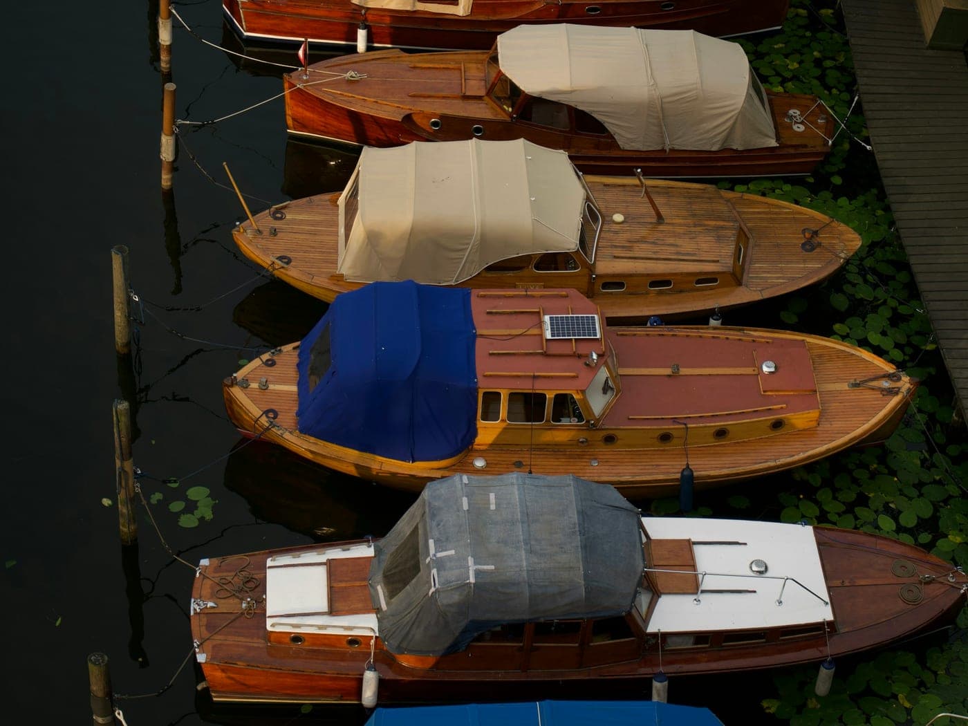 Bateaux en bois amarrés côte à côte sur un canal