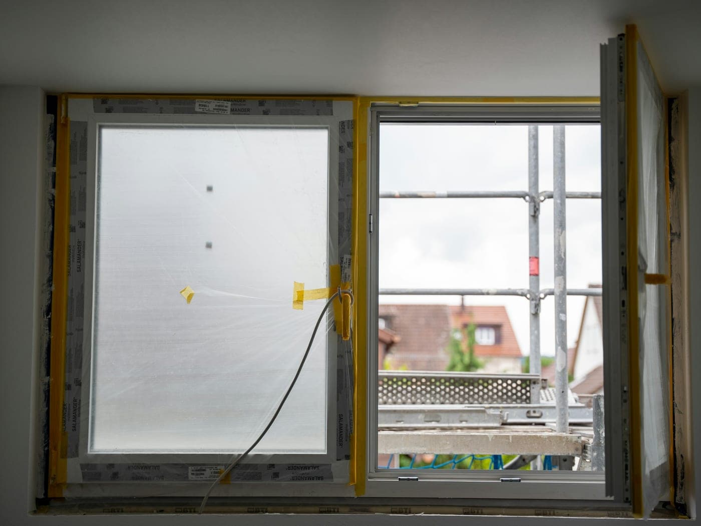 Fenêtre neuve sous film de protection, chantier en cours