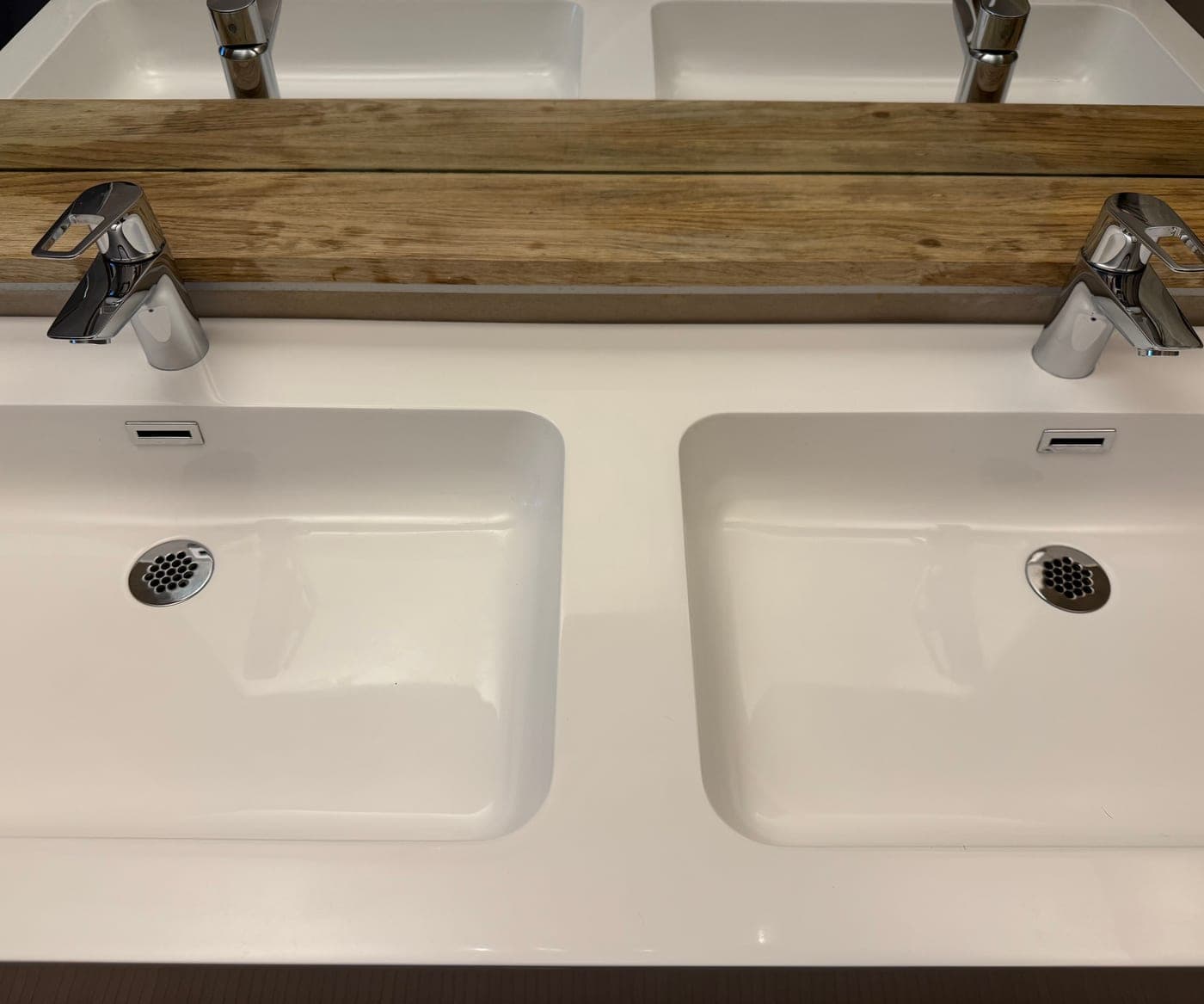 Double vasque blanche et robinetterie chromées, sans trace