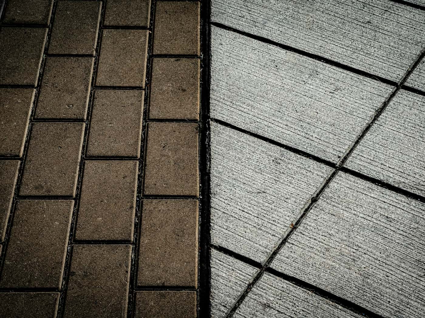 Pavés clairs et sombres côte à côte, aspect avant-après
