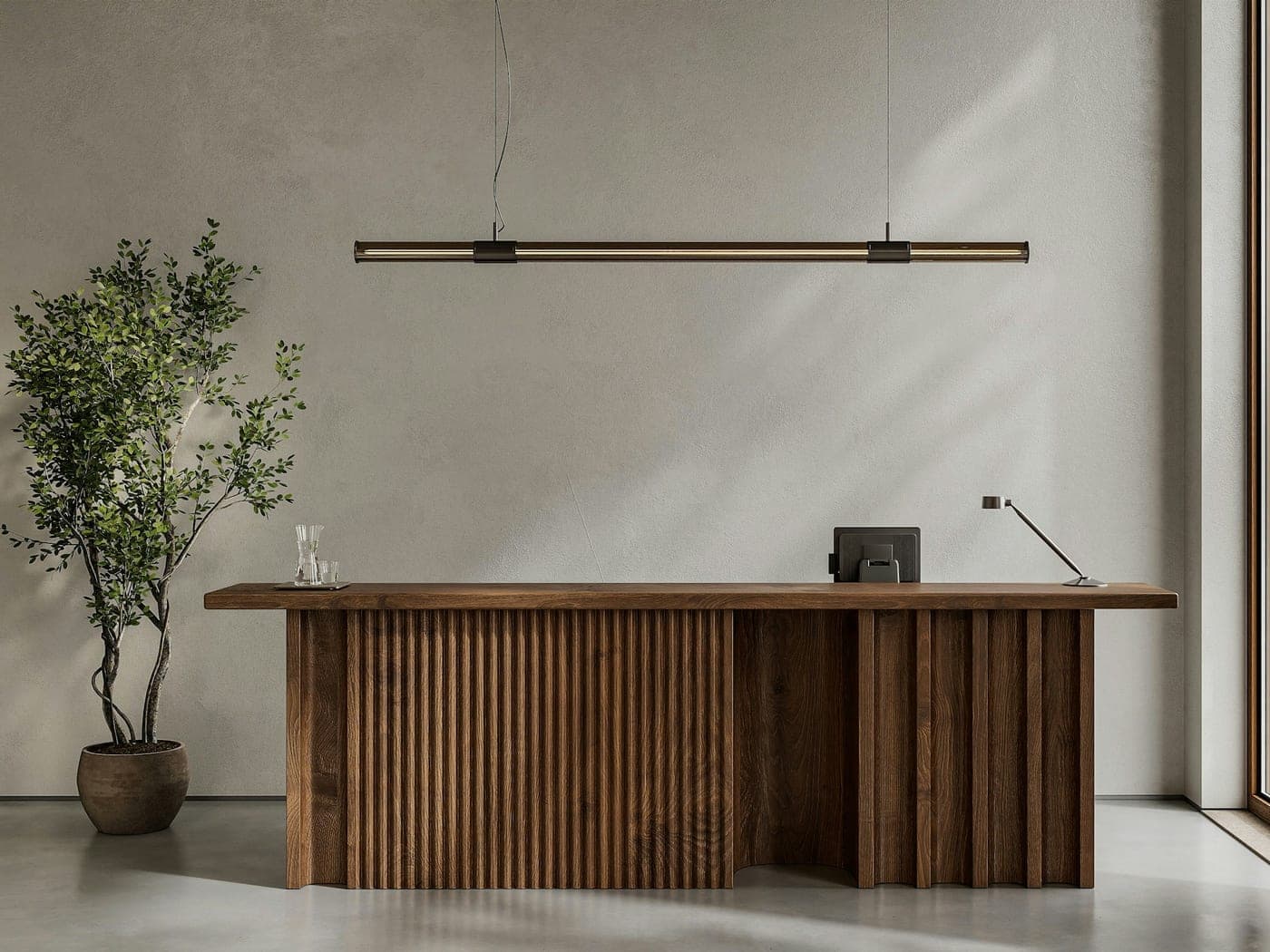 Comptoir d'accueil en bois clair avec plante verte