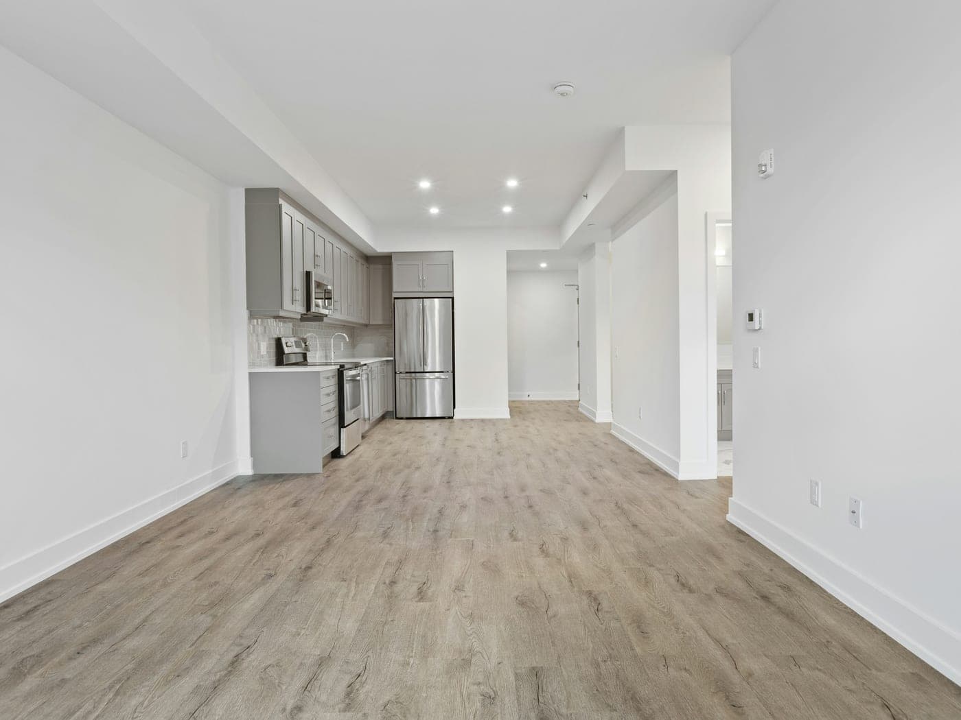 Appartement vide avec cuisine équipée, prêt à rendre