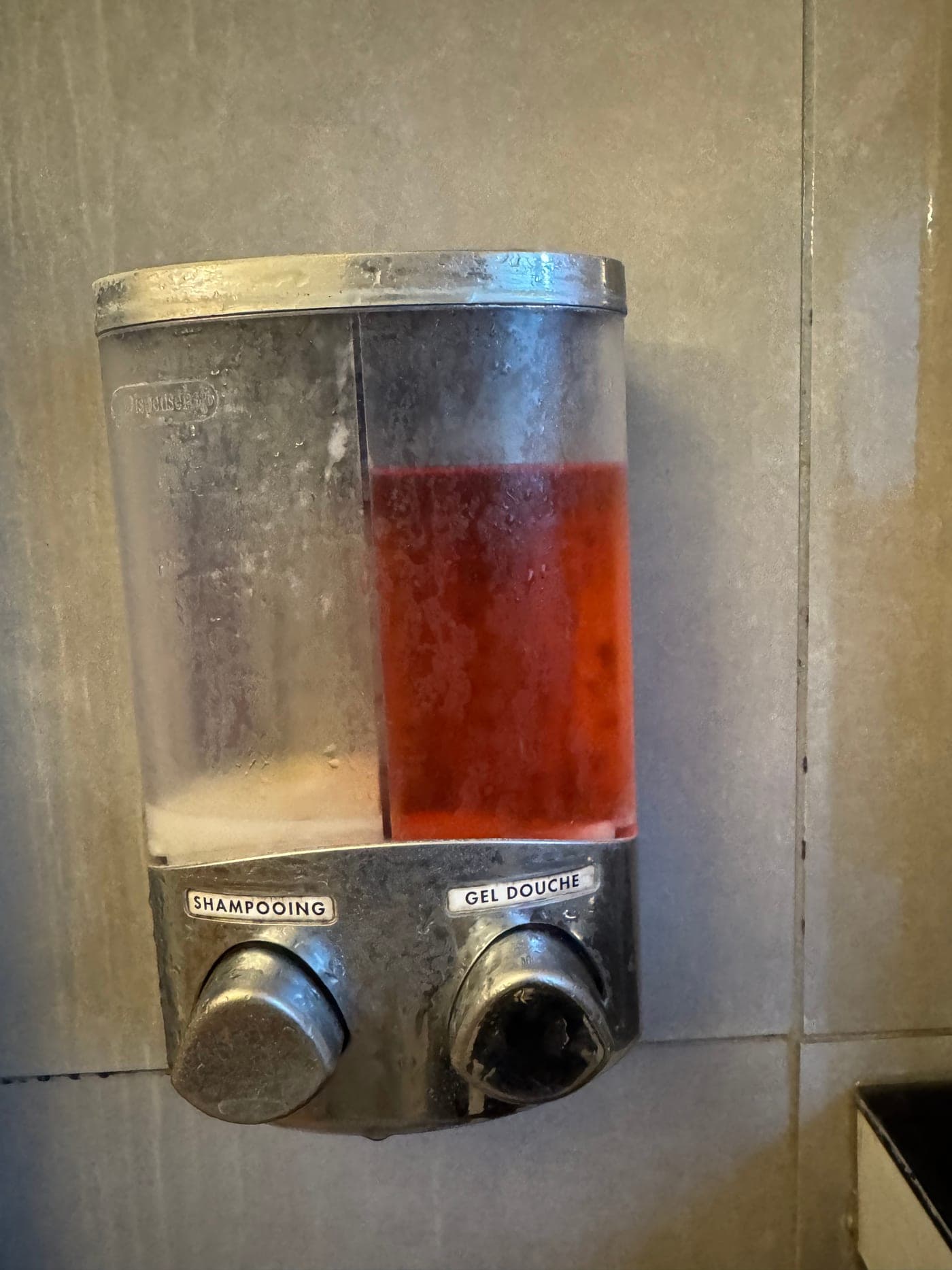Distributeur de douche entartré, avant nettoyage