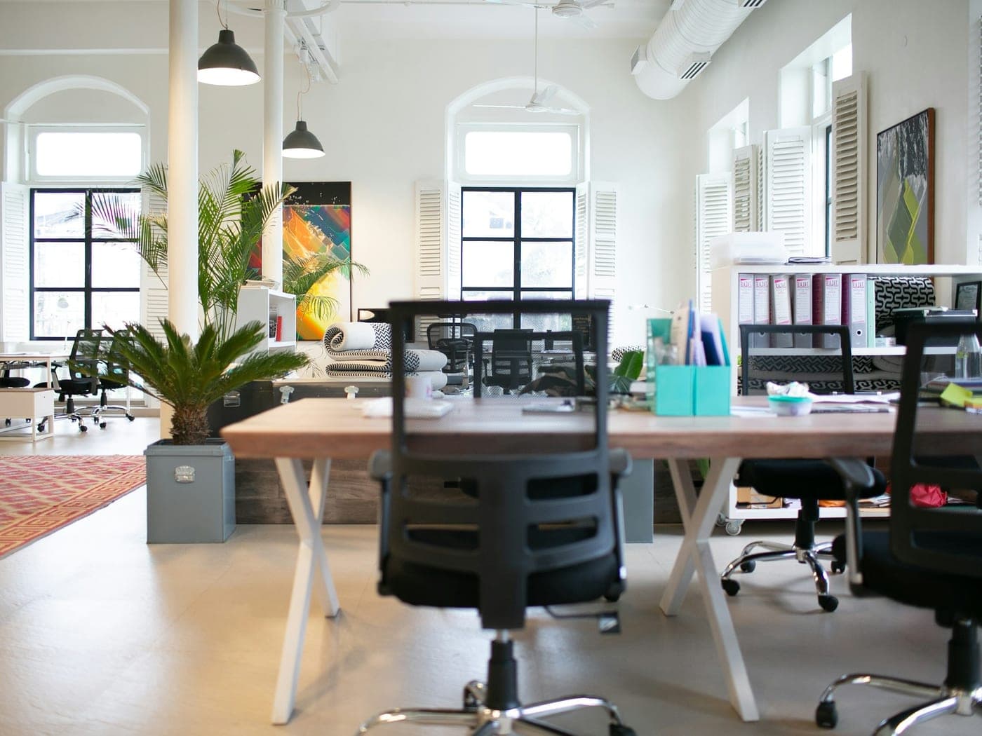 Petit bureau lumineux aux volets ouverts, sol dégagé