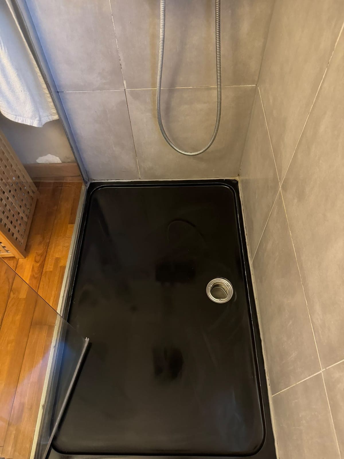 Receveur de douche noir propre, sans voile de calcaire