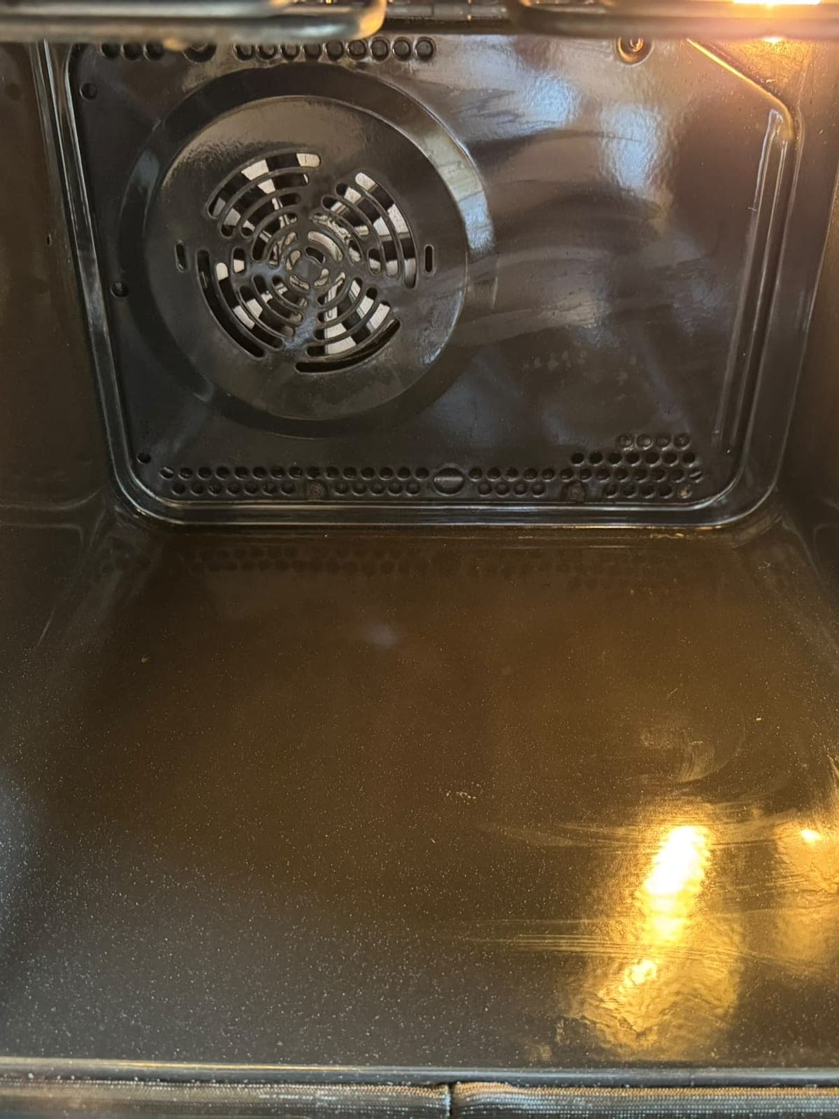 Intérieur d'un four propre, parois et sole brillantes